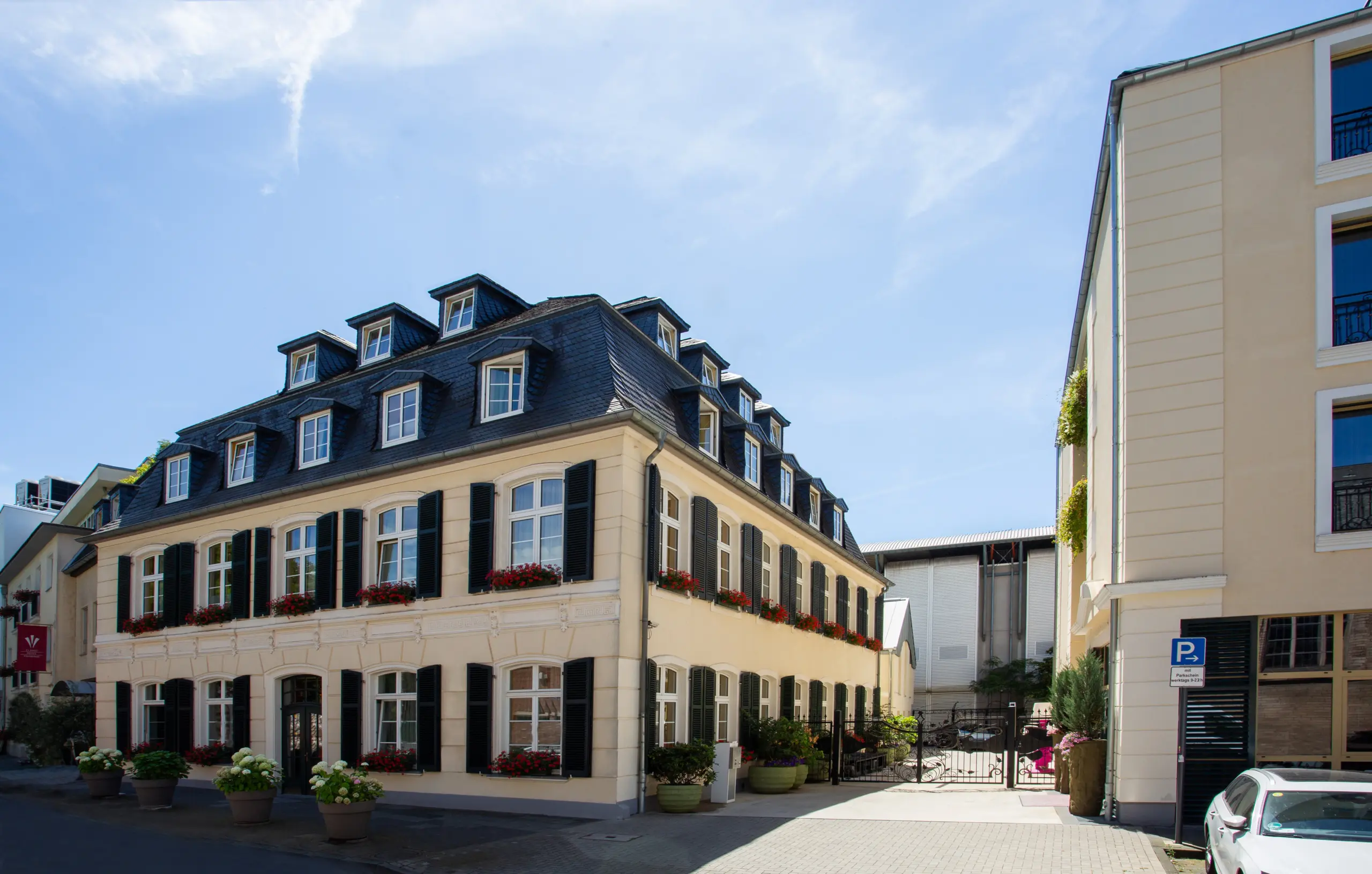 Historisches Hotelgebäude mit klassischer Fassade in der Stadt